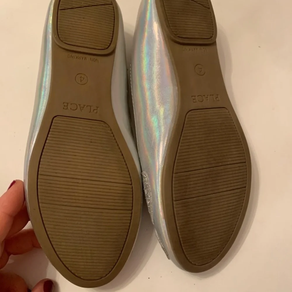 Place Silver Shoes with Glitter Butterfly Size 4